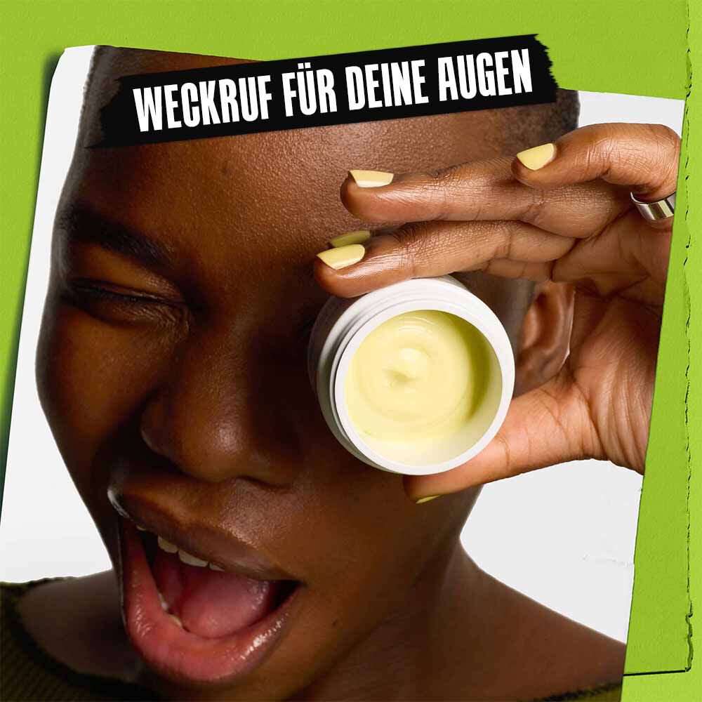 Zwinkerndes Model mit einem Tiegel Kiehl's Creamy Eye Treatment with Avocado, der ein Auge bedeckt