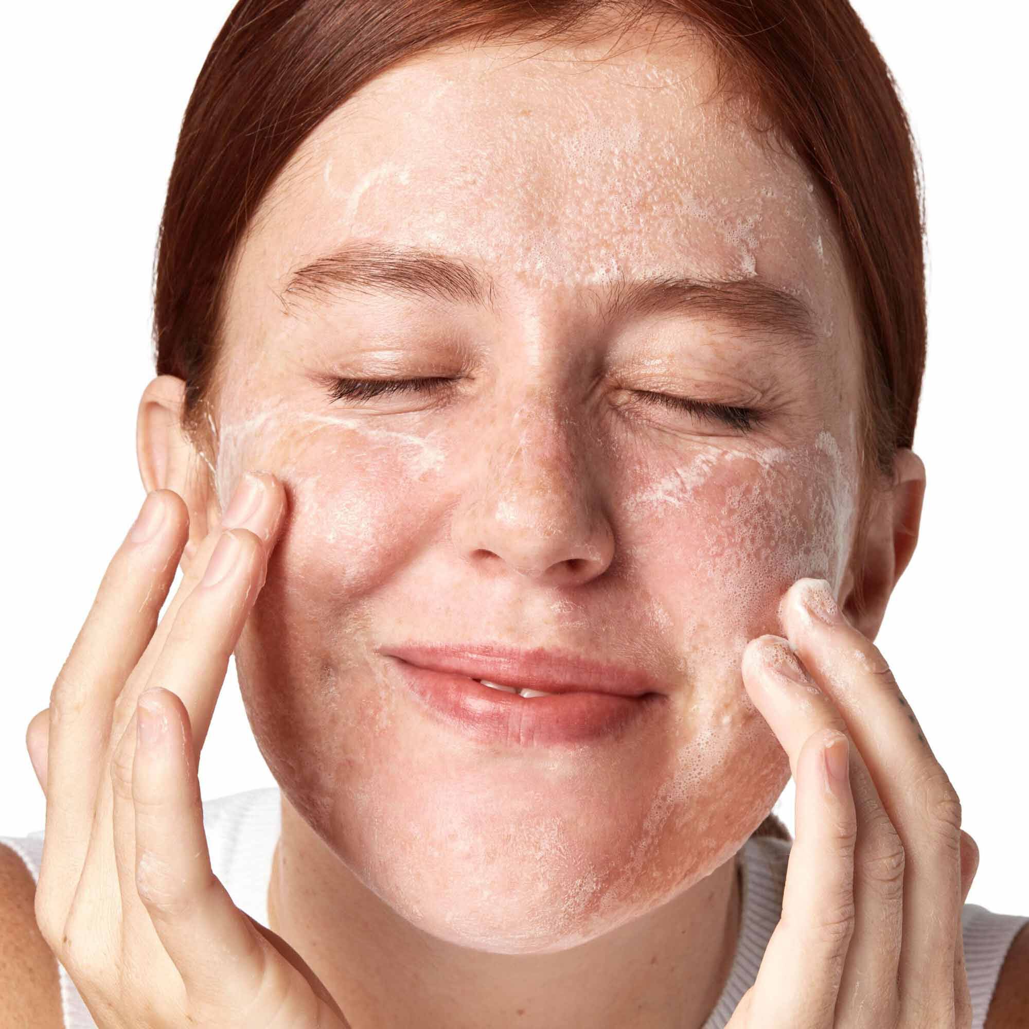 Model benutzt Ultra Facial Hydrating Concentrated Cleansing Bar