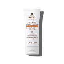 Un flacon de 30 ml de Ultra-Light Daily UV Defense de Kiehl’s sur fond blanc.