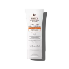 Un flacon de 30 ml de Ultra-Light Daily UV Defense de Kiehl’s sur fond blanc.