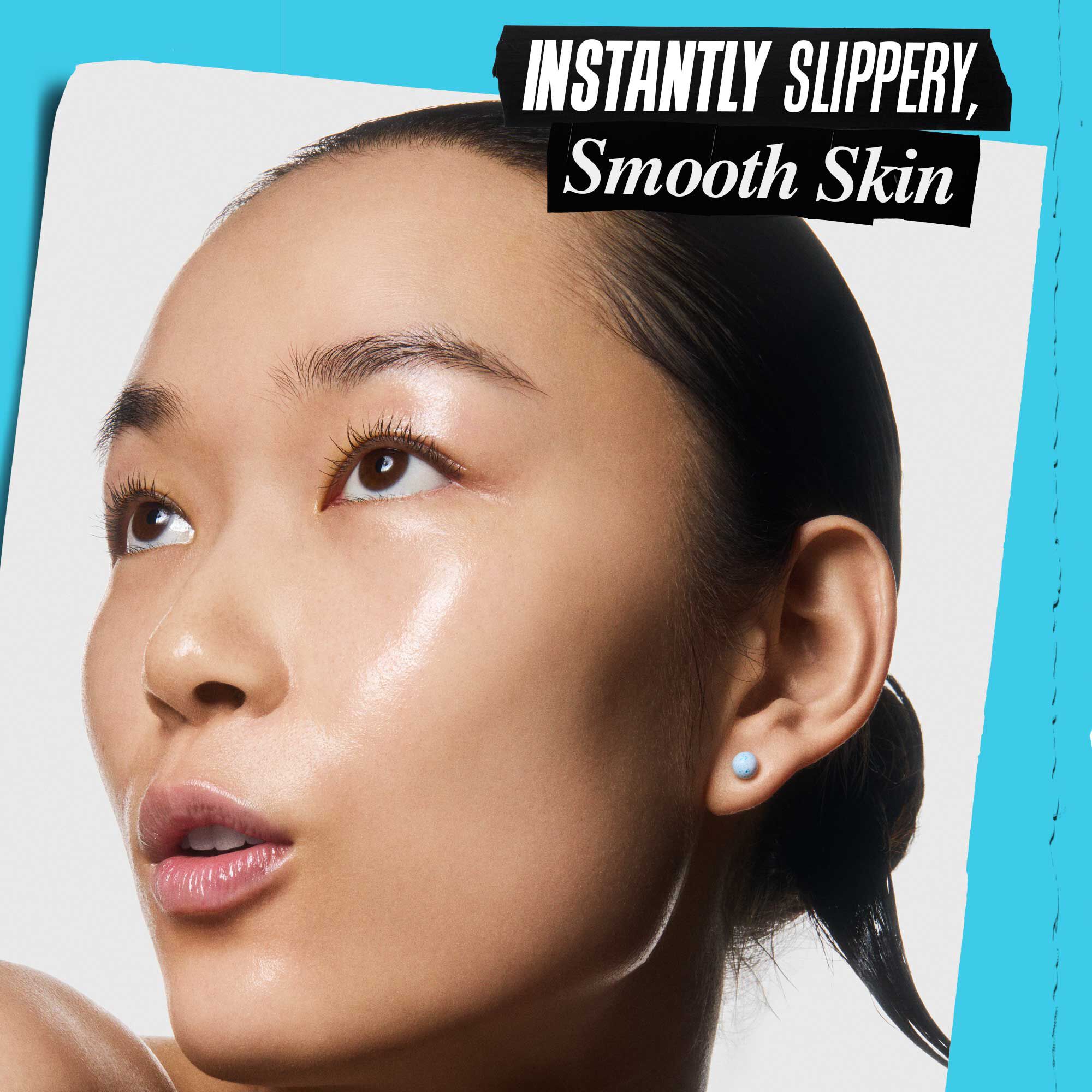 Eine Person tragt Kiehl's Clearly Corrective Triple Acid Peel auf ihre Haut auf.