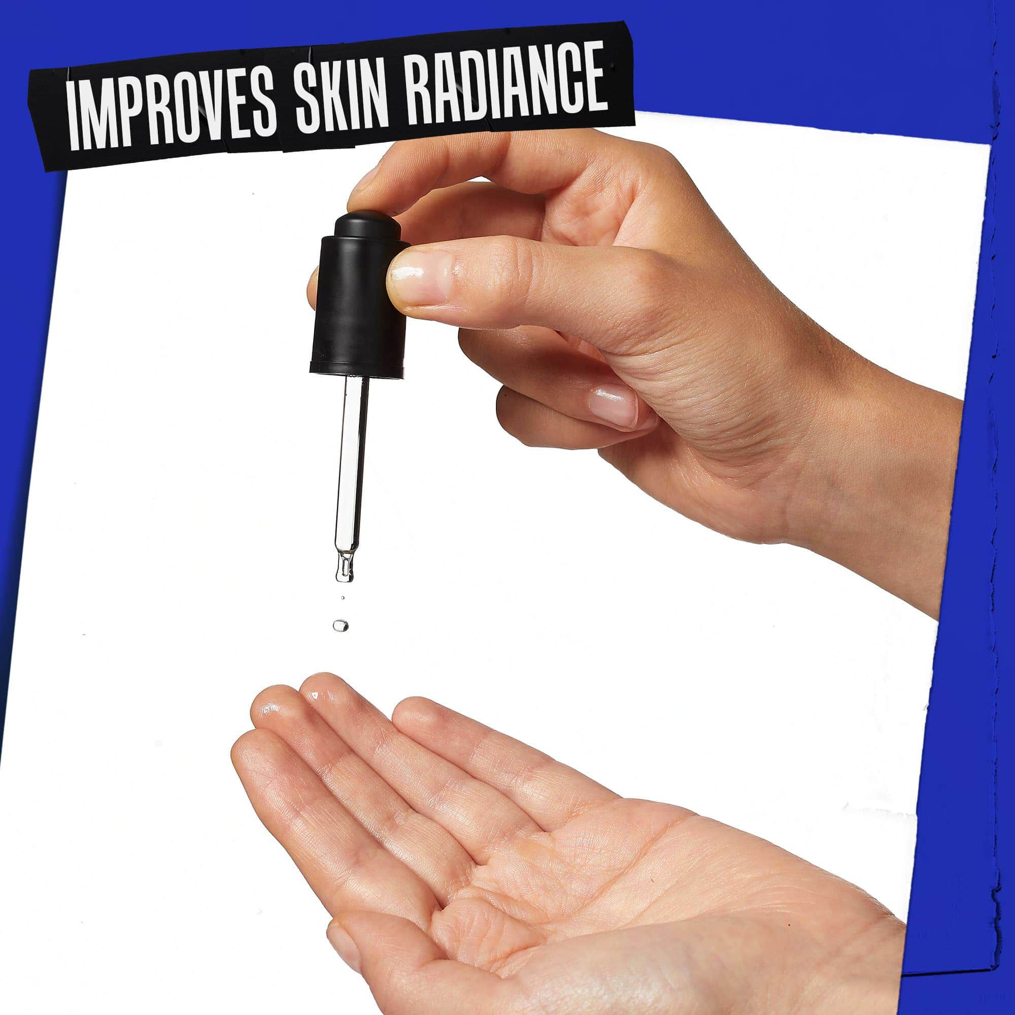 Une main recevant quelques gouttes de Midnight Recovery Concentrate avec la mention « Ameliore l'eclat de la peau ».