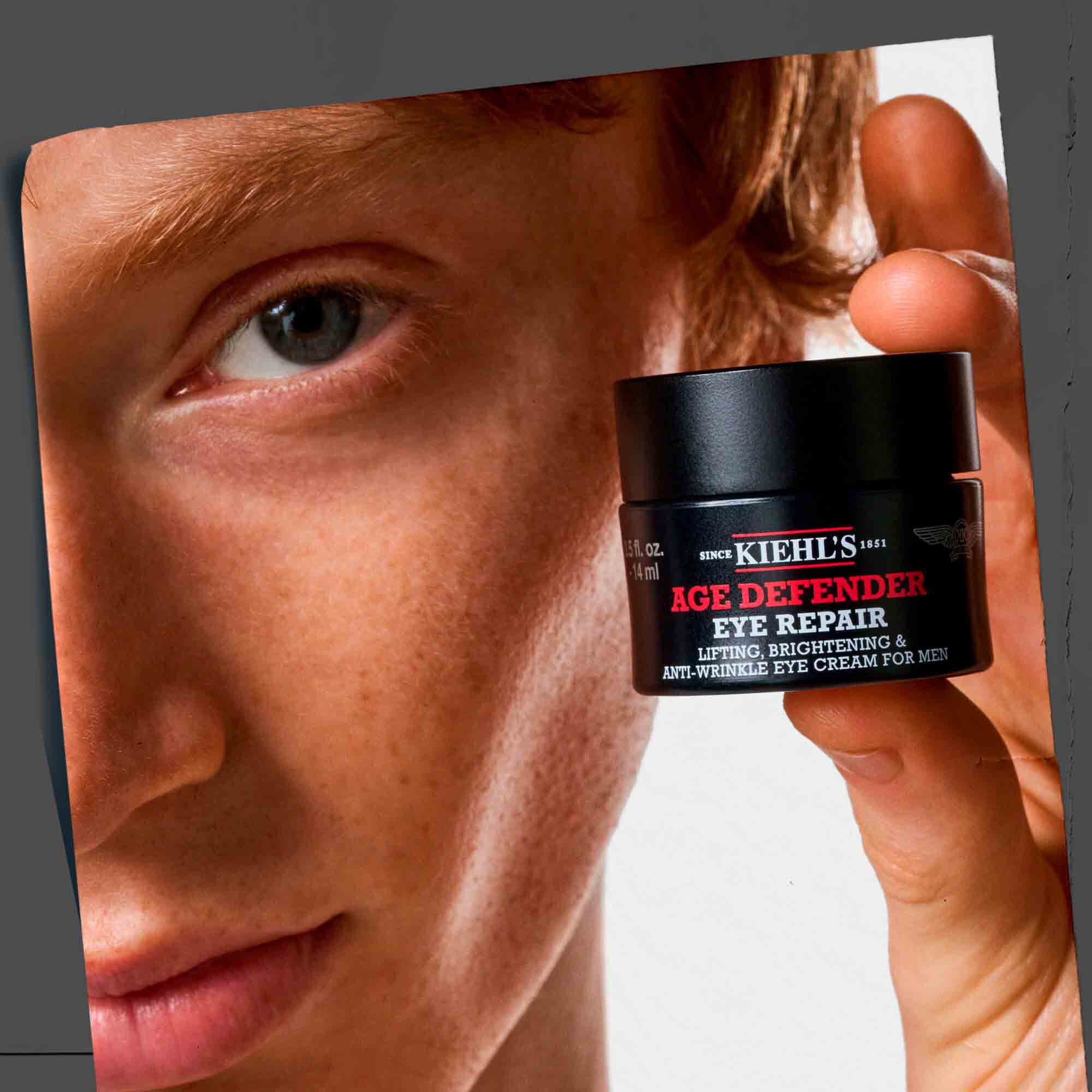 Age Defender Eye Repair Tiegel in der Hand, zeigt die einfache Handhabung und Portabilitat.