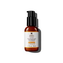Un flacon de 75 ml de Powerful-Strength Line-Reducing Concentrate de Kiehl's sur fond blanc.