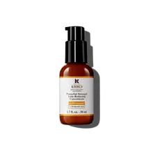 Un flacon de 75 ml de Powerful-Strength Line-Reducing Concentrate de Kiehl's sur fond blanc.