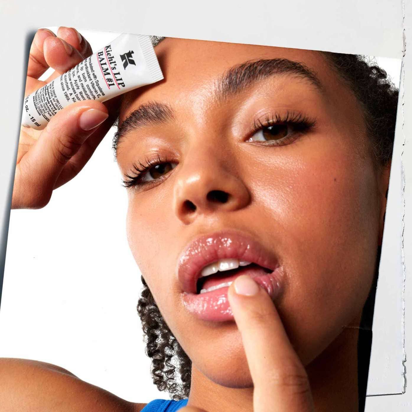 Auftragen von Lip Balm #1 auf die Lippen, zeigt die Anwendung auf der Haut.