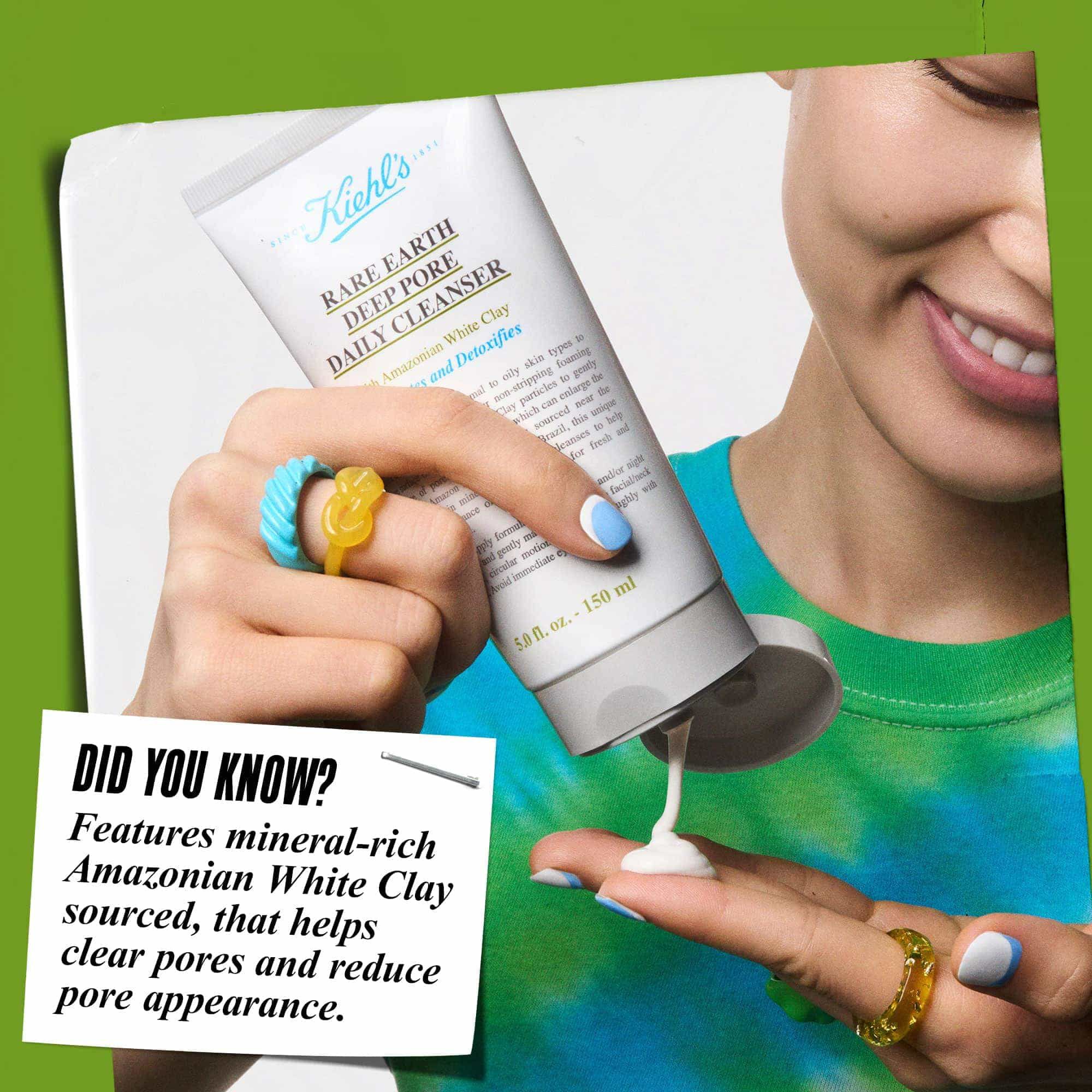 Hand gibt Rare Earth Deep Pore Daily Cleanser auf die Fingerspitzen. Der Text lautet: „Wussten Sie schon? Formuliert mit weißer Tonerde aus dem Amazonasgebiet, die hilft, Poren zu reinigen und ihr Erscheinungsbild zu reduzieren.“