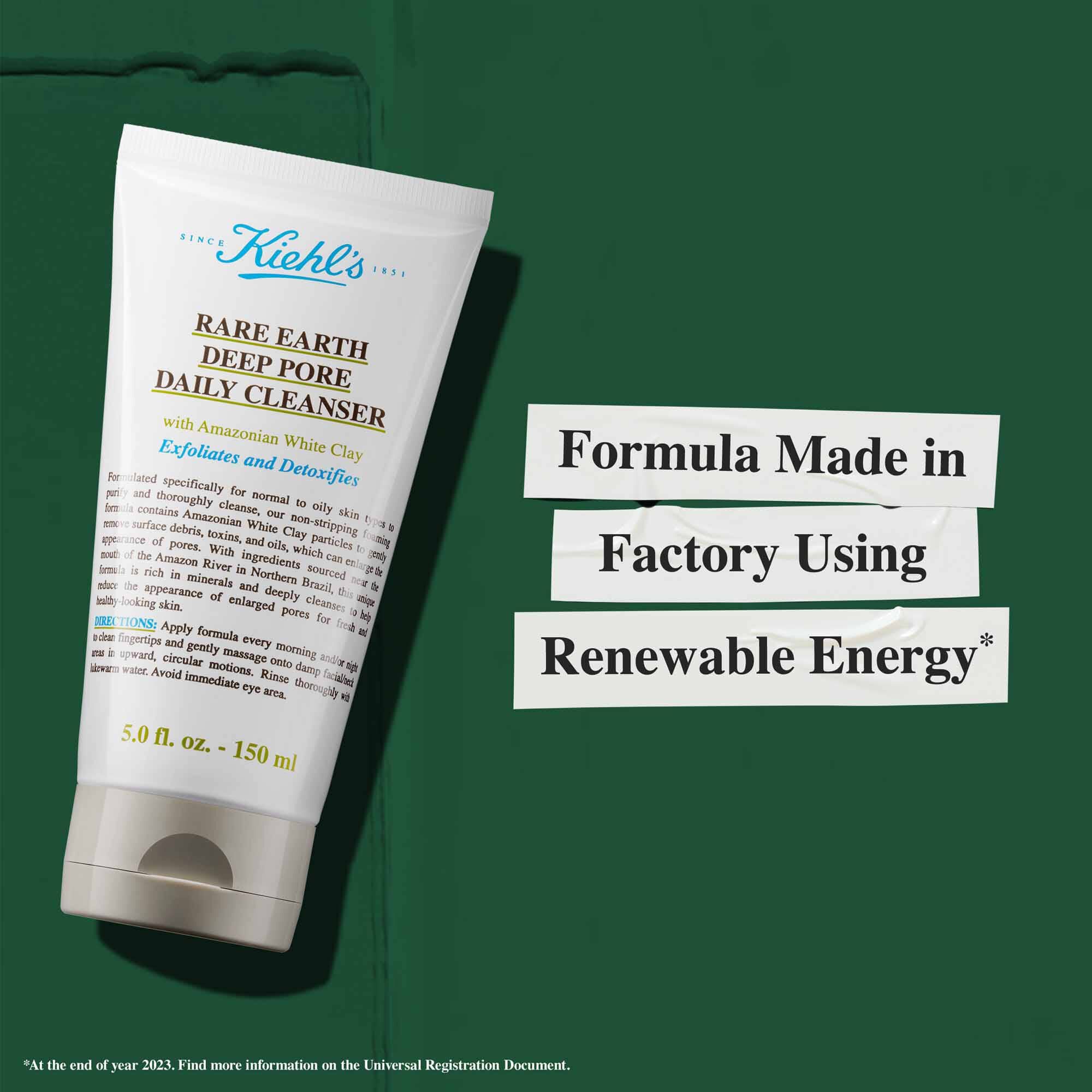 Eine Tube Rare Earth Deep Pore Daily Cleanser mit dem Text „Formel hergestellt in einem Werk mit erneuerbarer Energie“, der die Nachhaltigkeit hervorhebt.