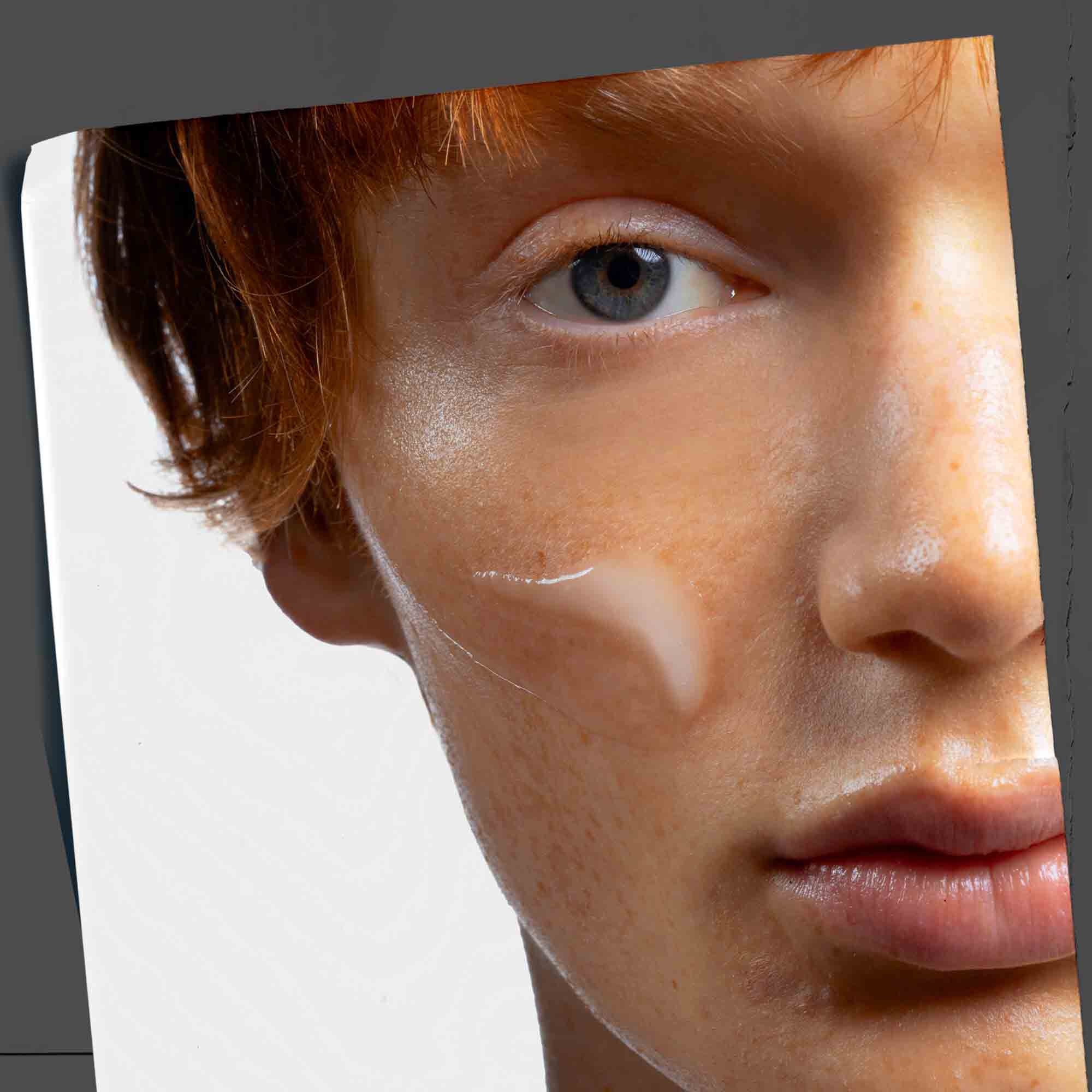 Age Defender Power Serum auf das Gesicht aufgetragen, zeigt die Anwendung im Alltag.