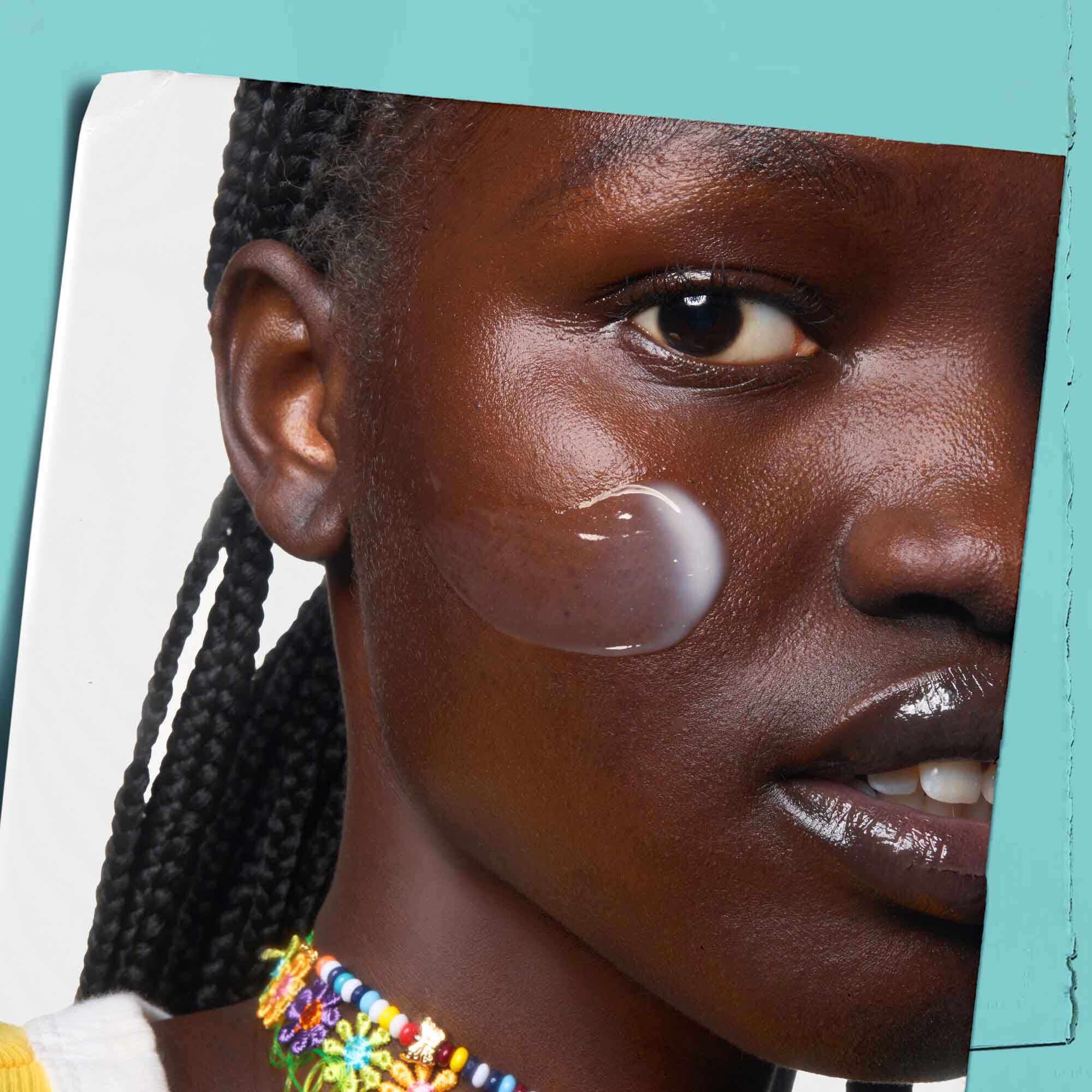 Expertly Clear Blemish-Treating & Preventing Lotion wird auf die Haut aufgetragen.