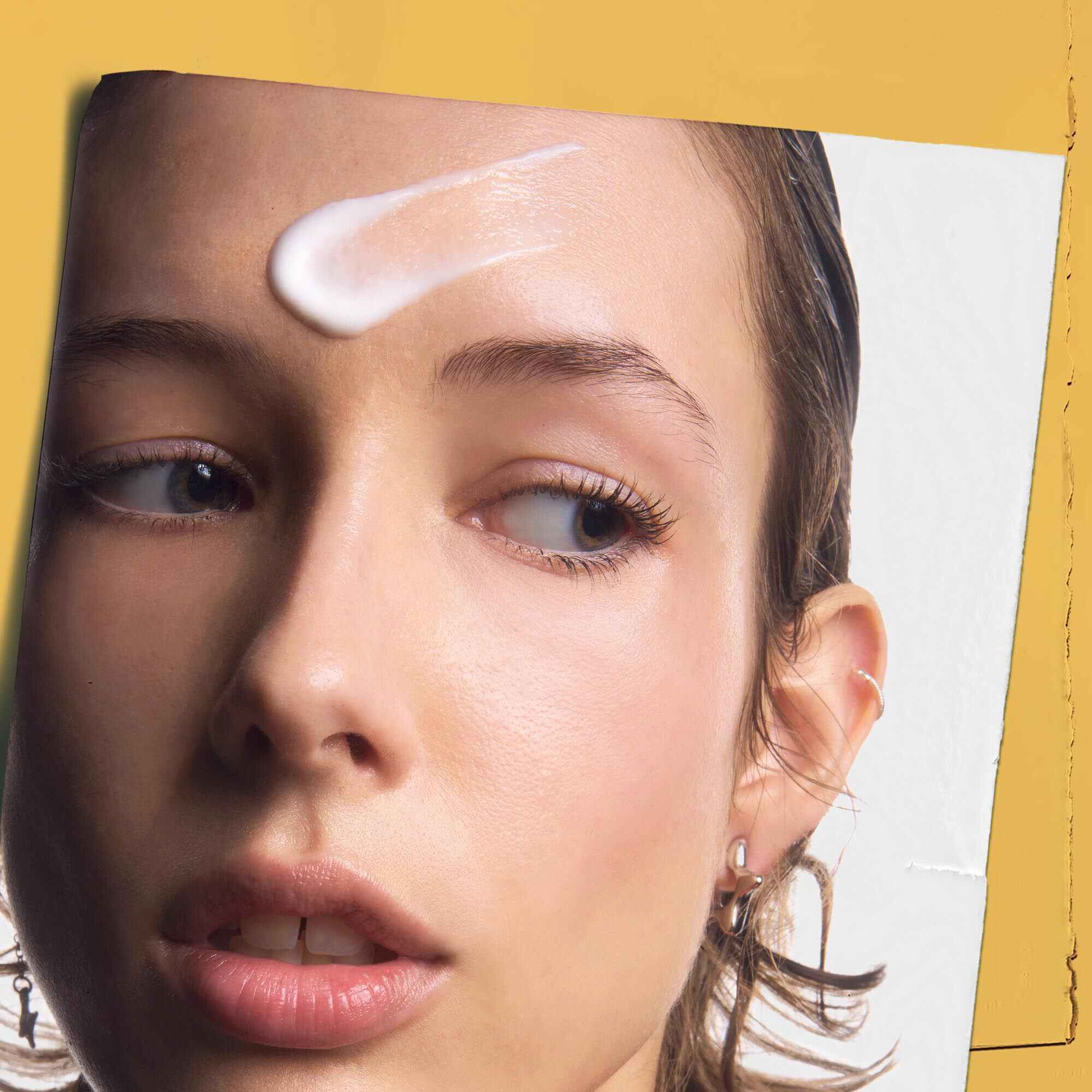 Powerful-Strength Line-Reducing Concentrate applique sur le front d'une personne, illustrant son utilisation.