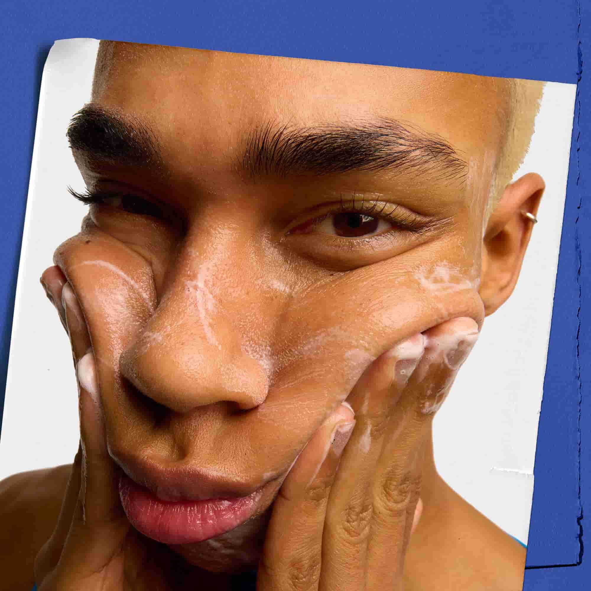 Mannequin utilisant le nettoyant visage energisant pour homme Facial Fuel de Kiehl's