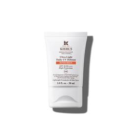 Eine 30-ml-Flasche Kiehl’s Ultra-Light Daily UV Defense vor weißem Hintergrund.