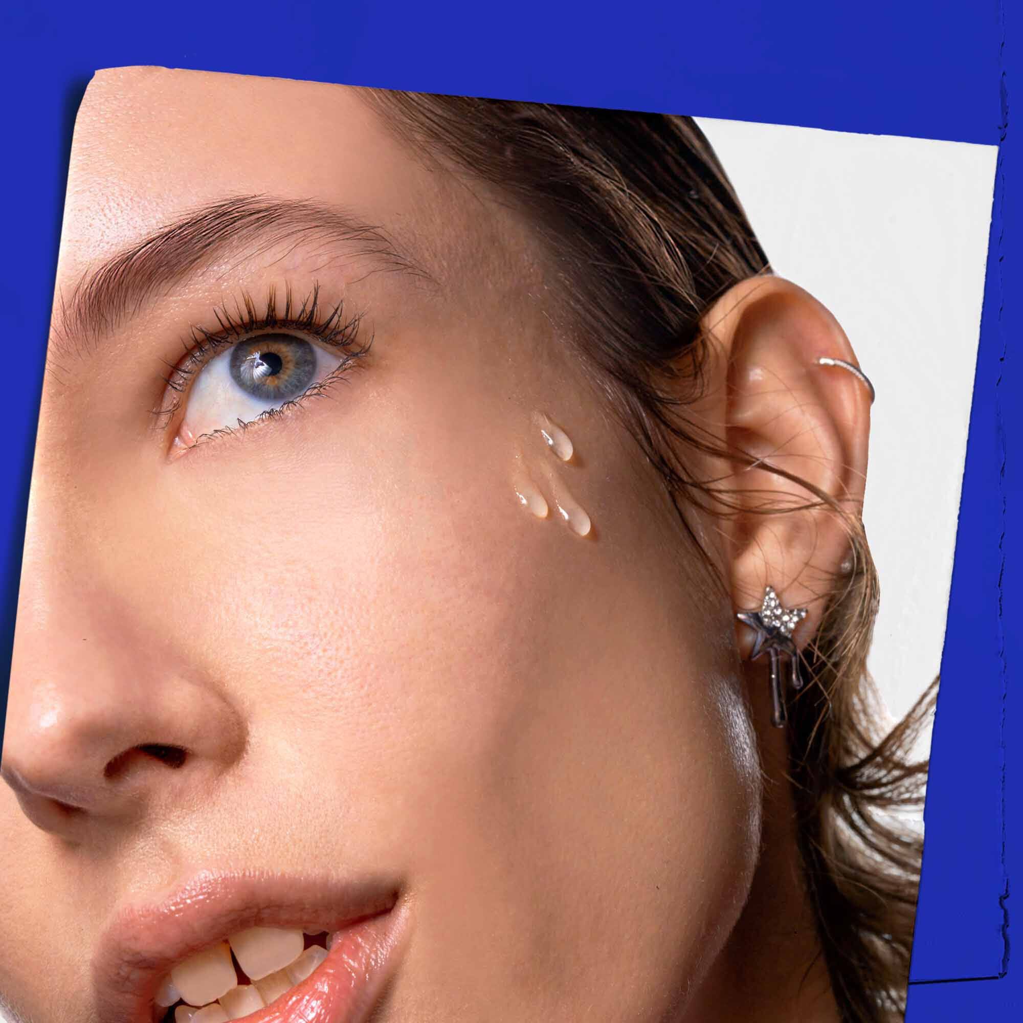 Huile pour le visage Midnight Recovery Concentrate appliquee sur la peau.