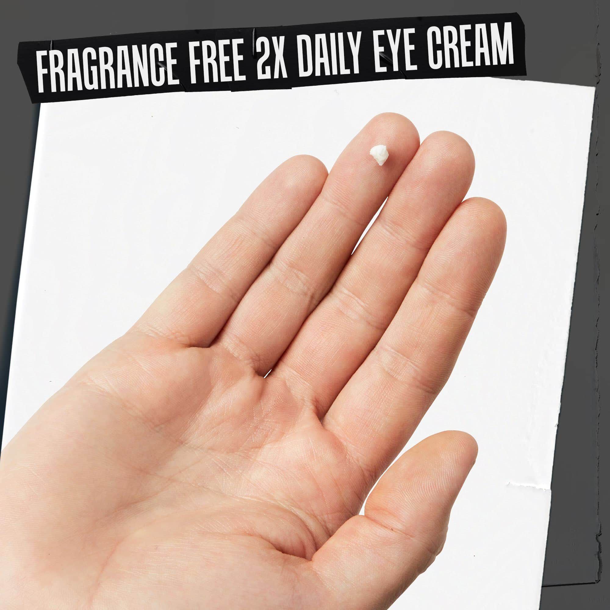 Eine Hand mit Age Defender Eye Repair Textur, beschriftet mit „Parfumfreie Augencreme zur 2-mal taglichen Anwendung“.
