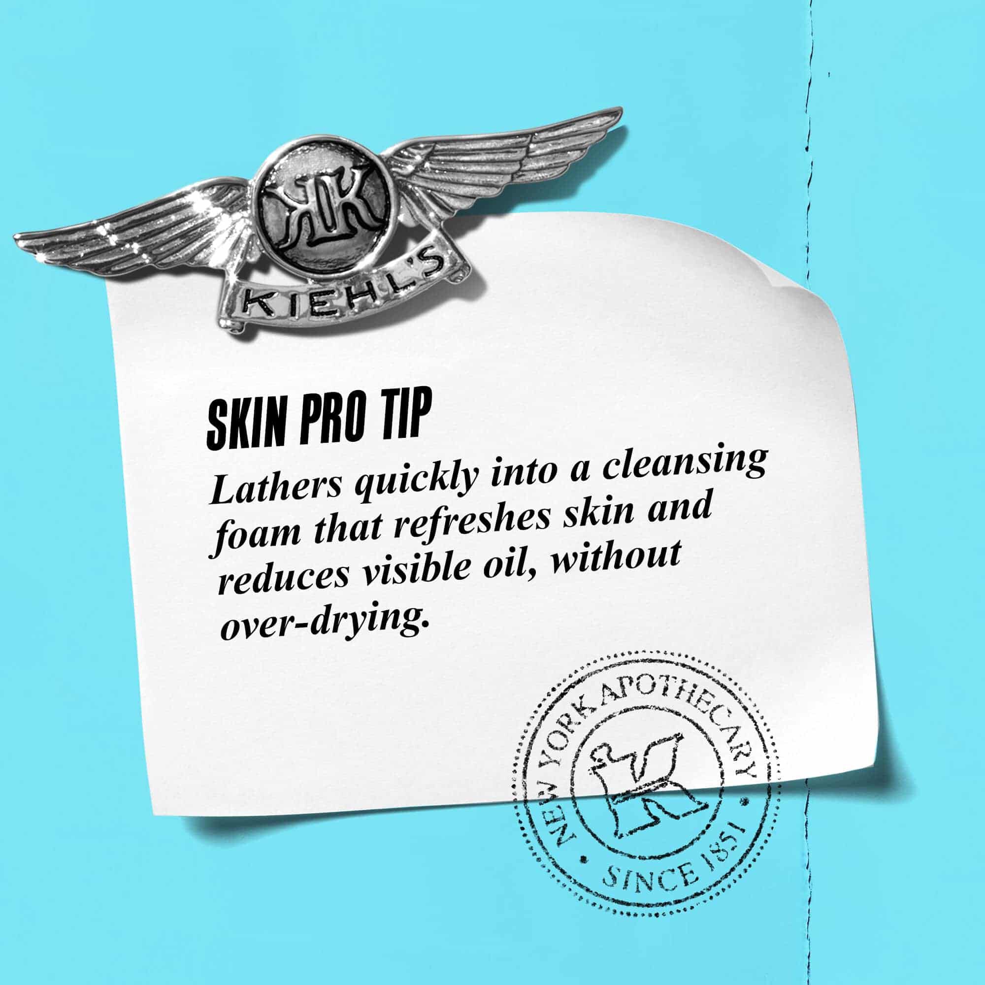 Graphique avec le texte : « Conseil d'expert : Mousse rapidement pour former une mousse nettoyante qui rafraichit la peau et reduit le sebum sans dessecher. »