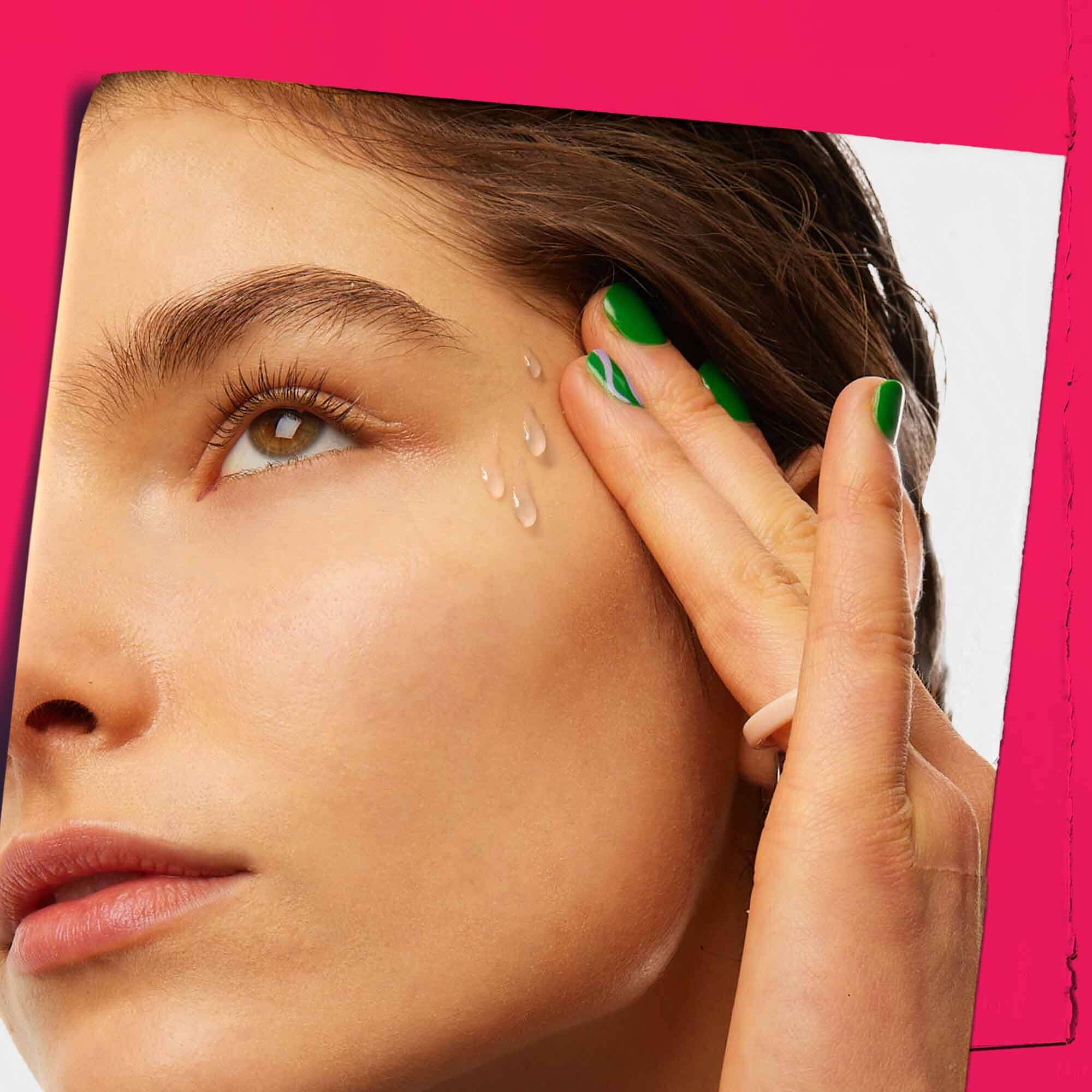 Ultra Pure 9.8% Glycolic Acid Serum wird auf die Haut aufgetragen.