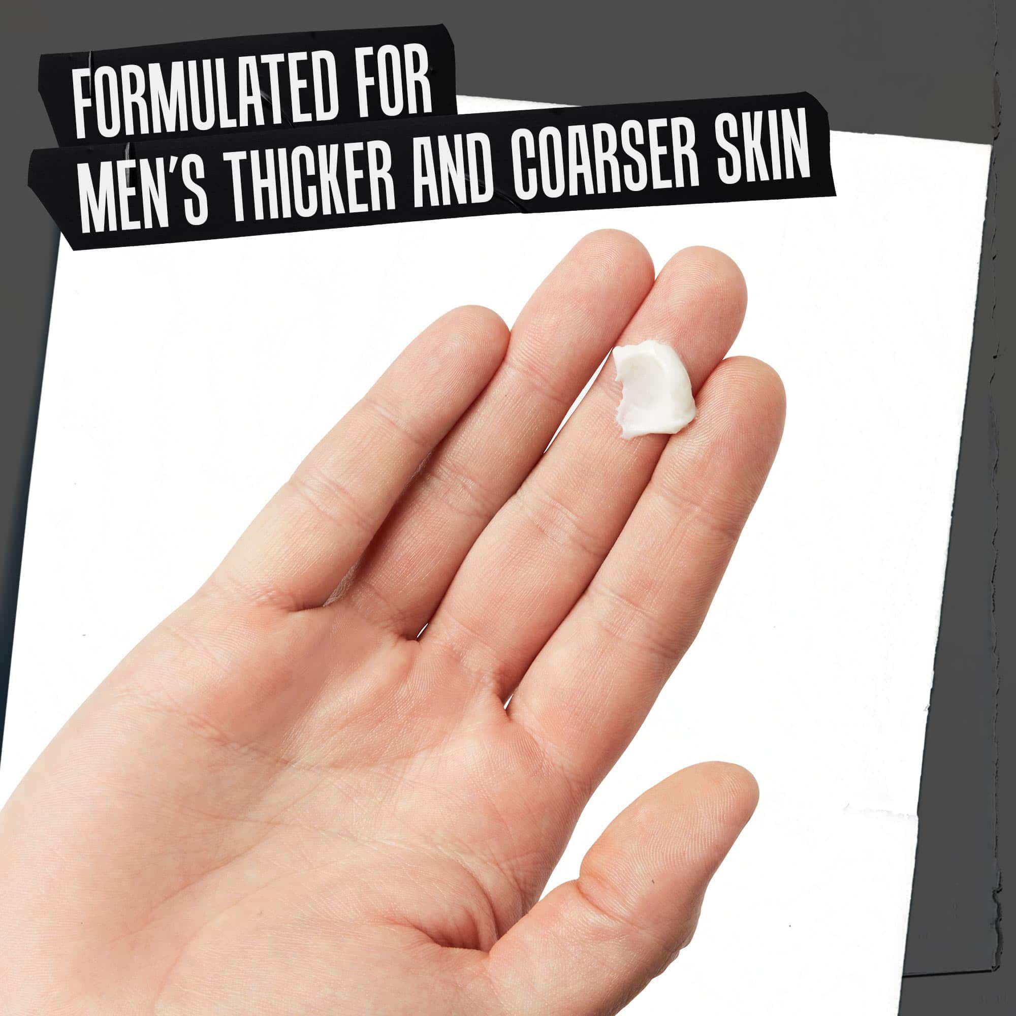 Eine Hand mit Age Defender Cream Moisturizer; entwickelt fur die dickere und grobere Mannerhaut.