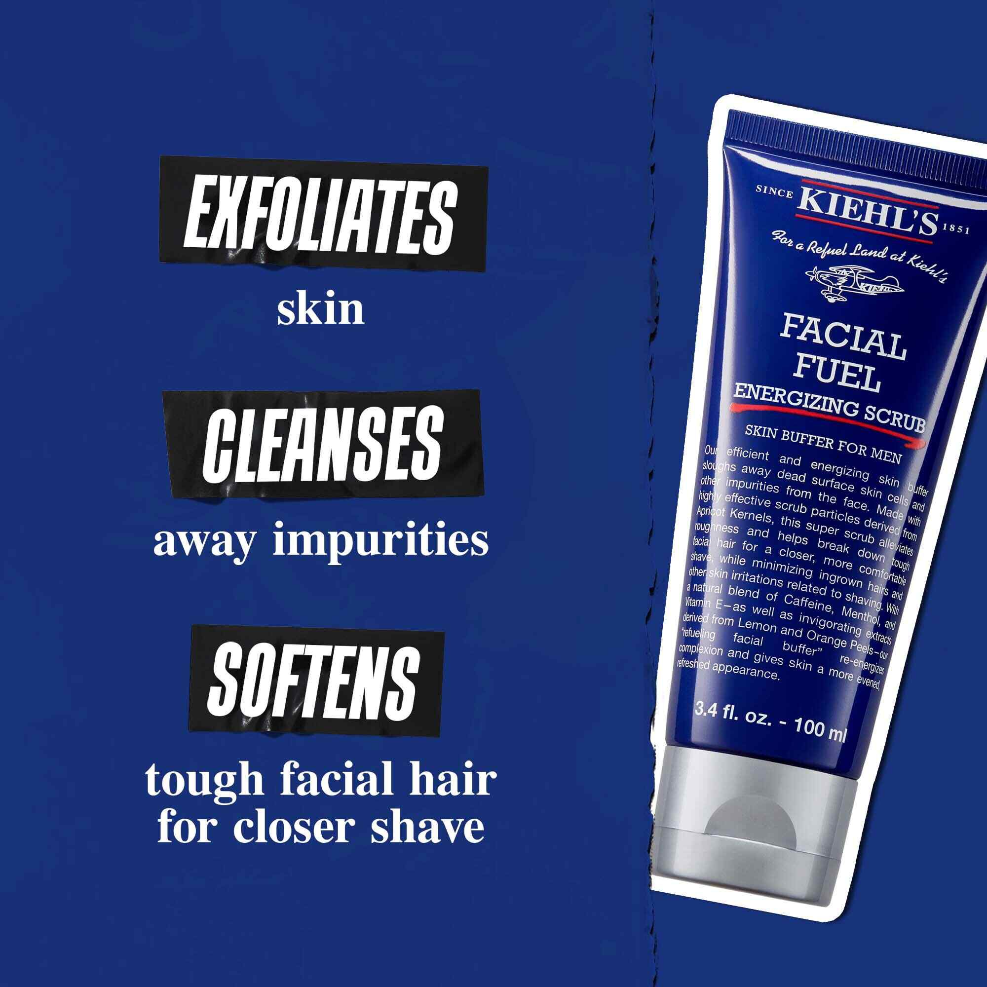Tube Facial Fuel Energizing Scrub vor dunkelblauem Hintergrund. Der Text lautet: „Peelt die Haut, reinigt Unreinheiten und macht hartes Barthaar weicher fur eine grundlichere Rasur.“