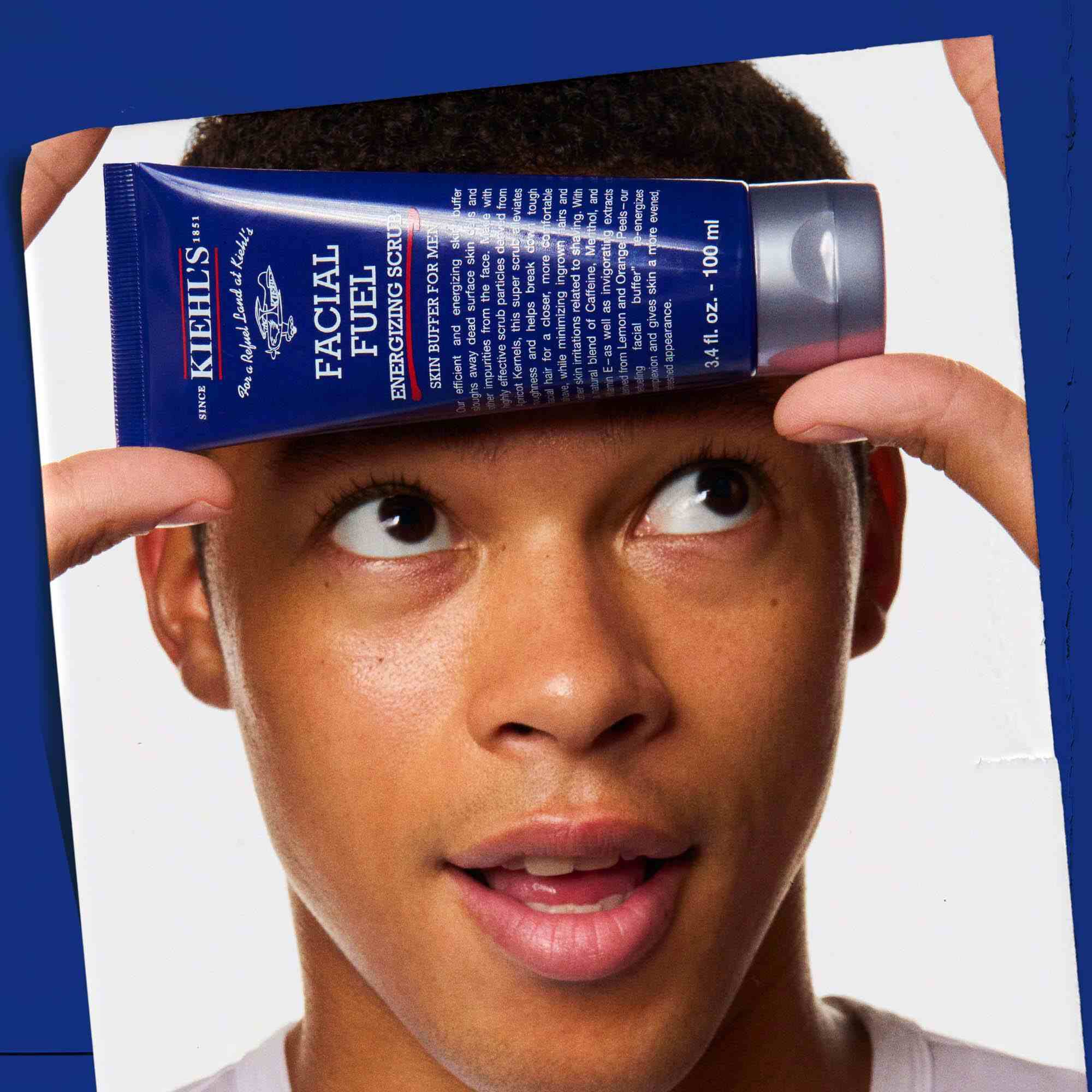 Gommage Facial Fuel Energizing Scrub tenu a la main, montrant son utilisation.