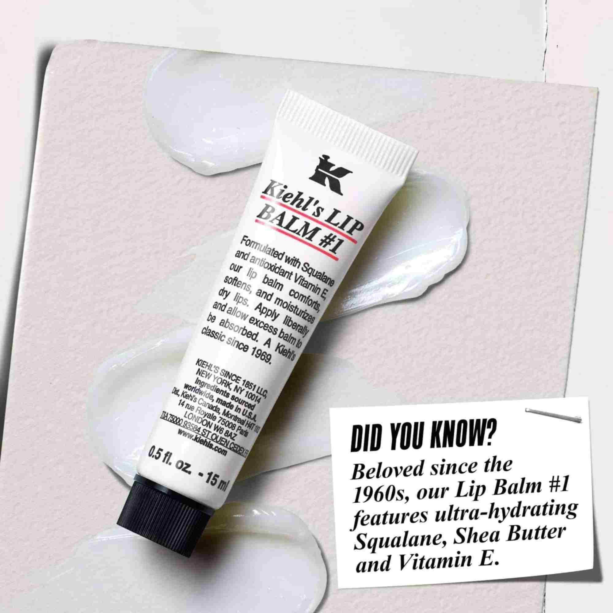Eine Tube Lip Balm #1 auf einer weißen Oberflache mit dem Text: „Wussten Sie schon? Formuliert mit Squalan, Sheabutter und Vitamin E fur hydratisierte, glattere Lippen.“