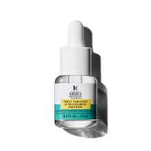 Eine 15-ml-Flasche Kiehl's Truly-Targeted Blemish-Clearing Solution vor weißem Hintergrund.