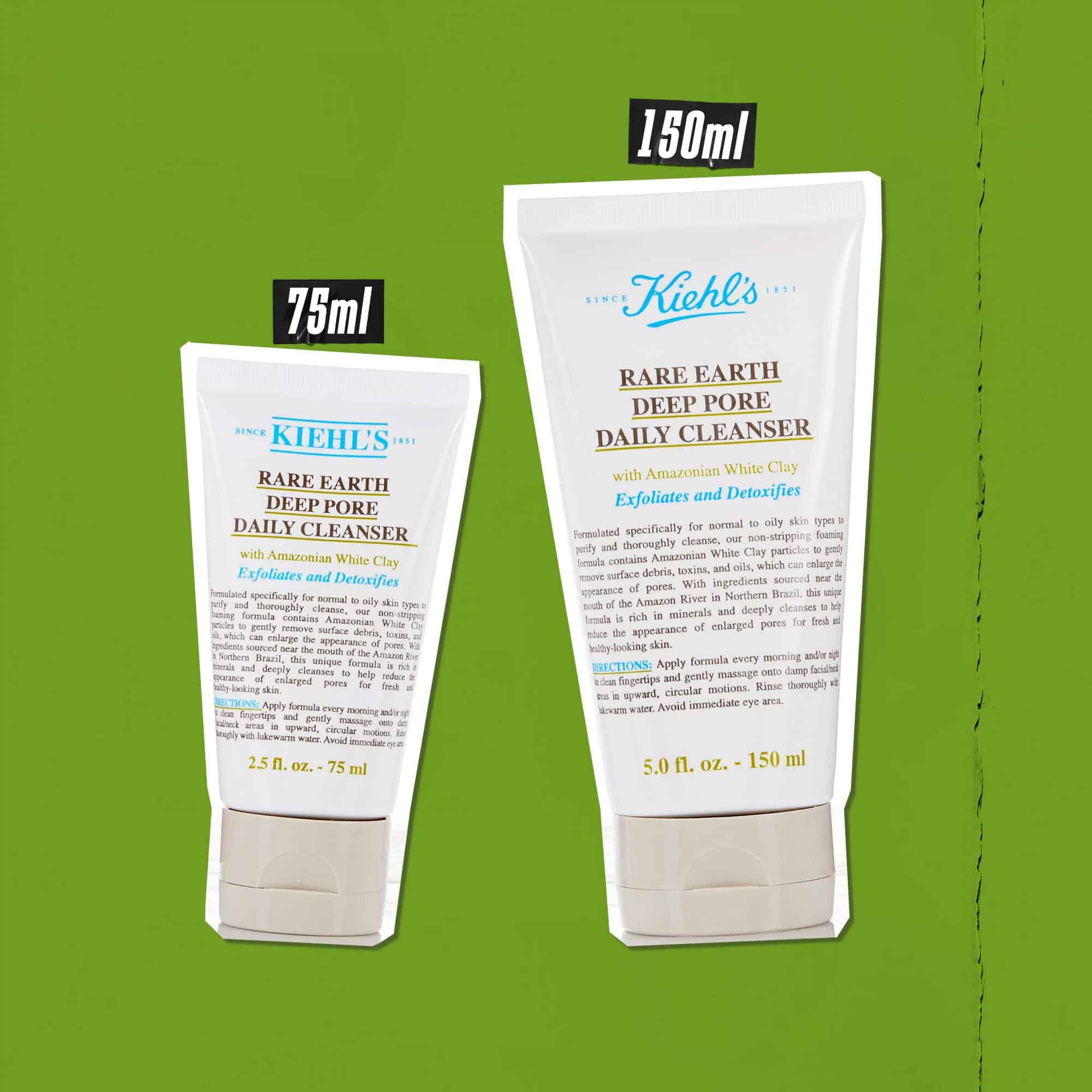Drei Tuben Rare Earth Deep Pore Daily Cleanser in verschiedenen Großen (75 ml, 125 ml, 150 ml) vor grunem Hintergrund.