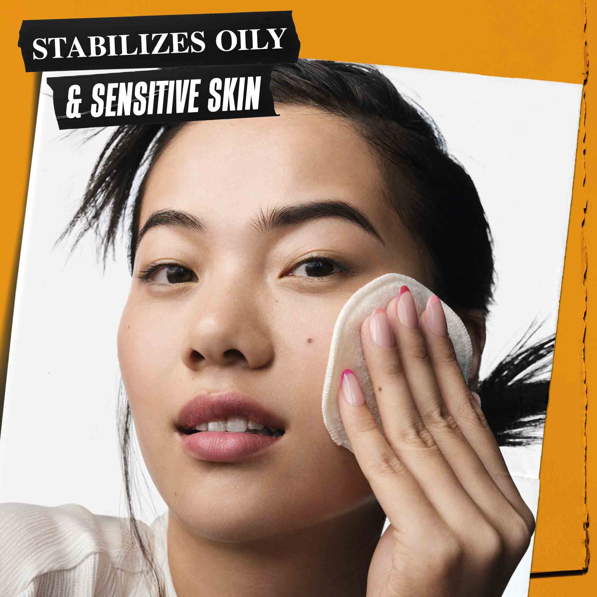 Eine Person tragt den Calendula Herbal-Extract Toner auf ihre Haut auf. Der Text betont die Fahigkeit, fettige und empfindliche Haut zu stabilisieren.