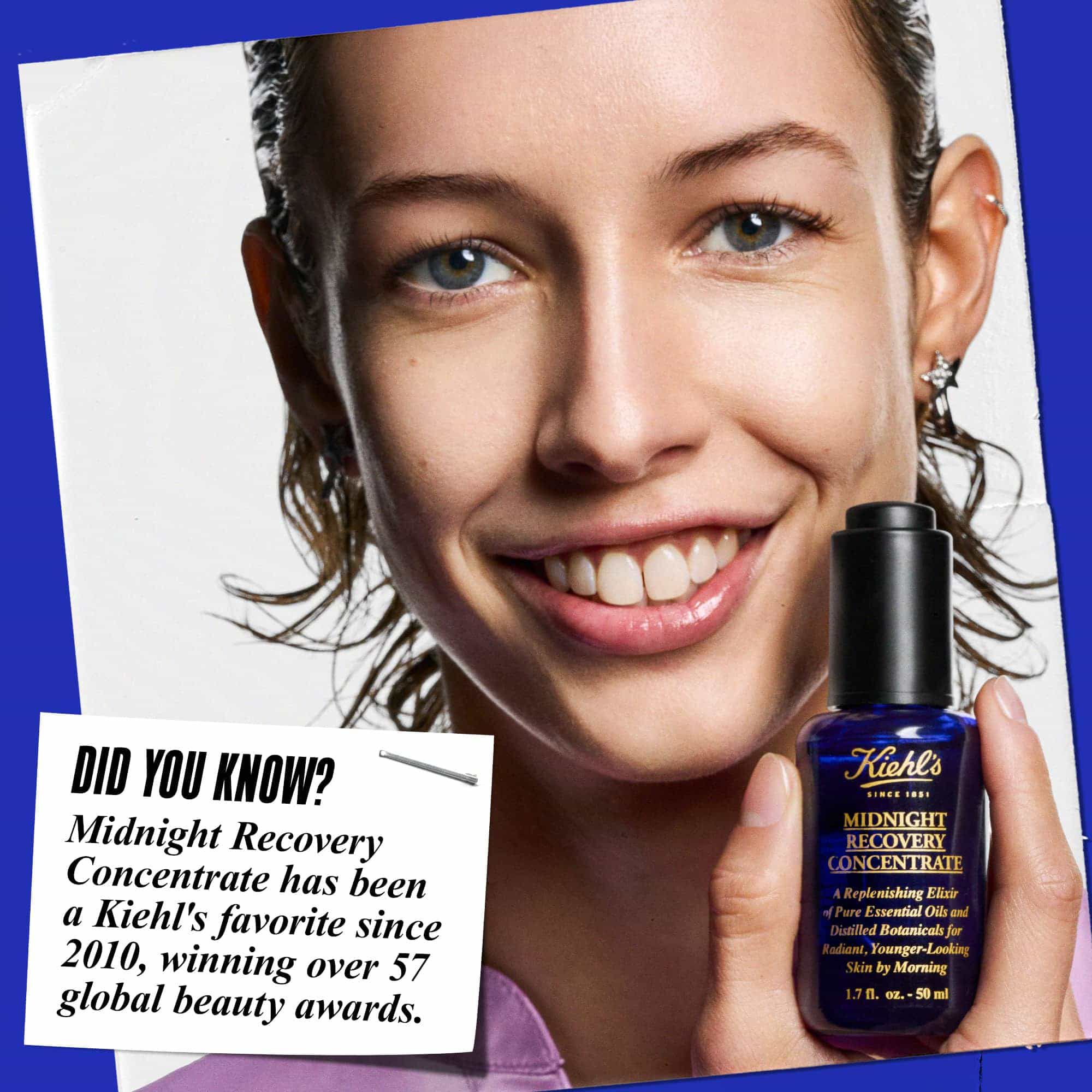 Une personne tenant un flacon d'huile pour le visage Midnight Recovery Concentrate et souriant. Le texte indique : « Le saviez-vous ? Midnight Recovery Concentrate est un favori de Kiehl's depuis 2010, remportant plus de 57 prix de beaute mondiaux. »