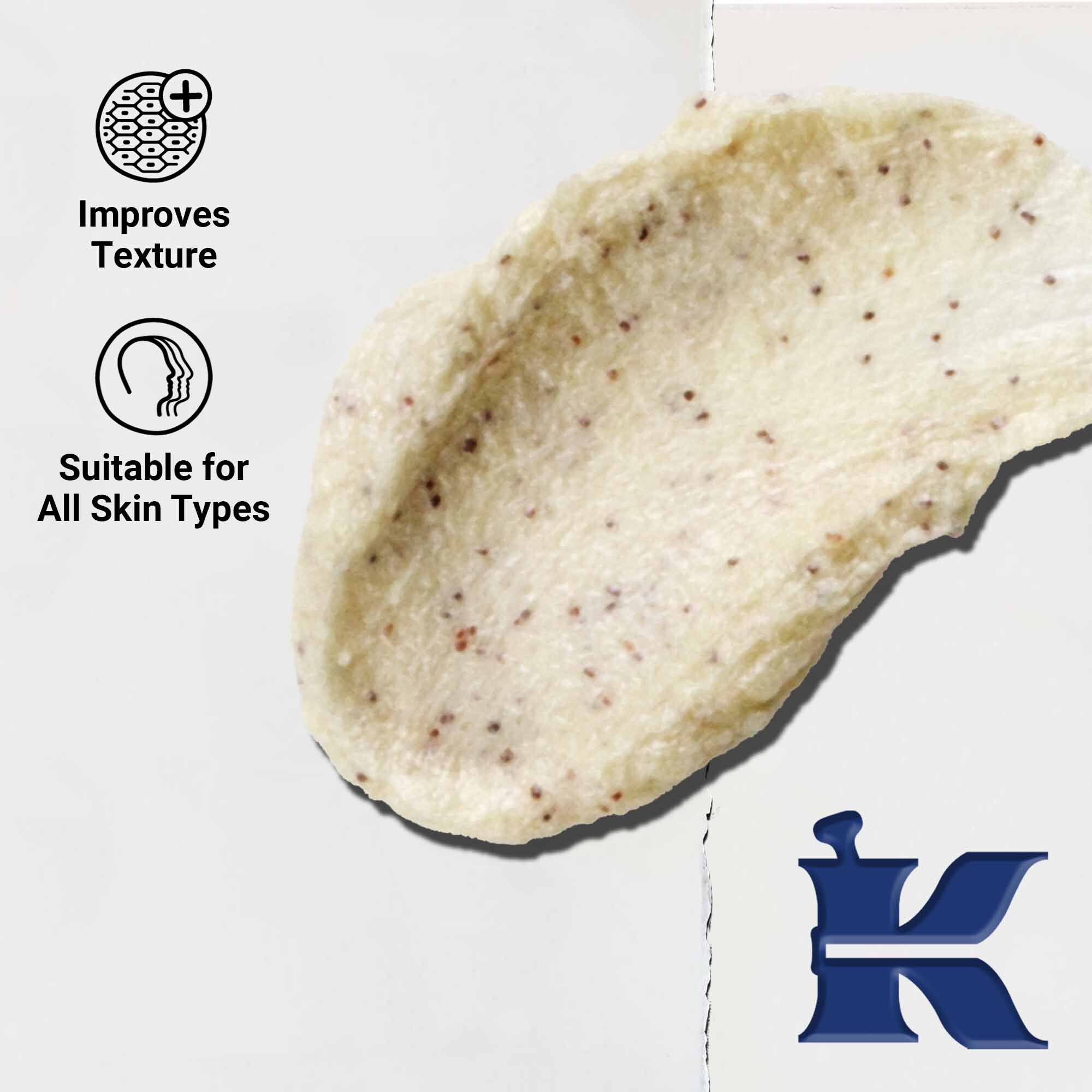 Gros plan sur la texture du gommage Facial Fuel Energizing Scrub ; le texte souligne qu'il convient a tous les types de peau et offre une exfoliation revigorante.