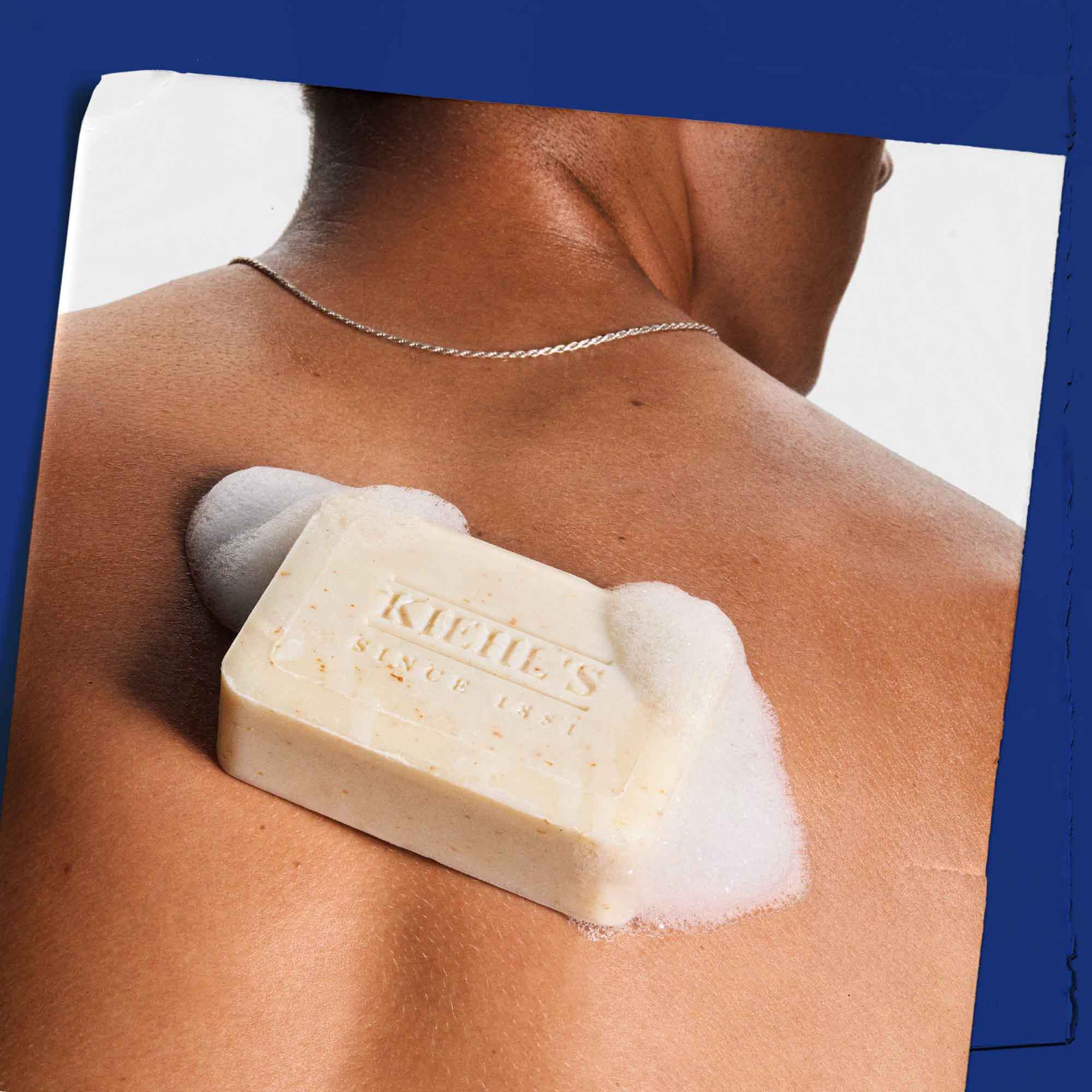 Ultimate Man Body Scrub Soap utilise sur la peau, montrant son application et sa mousse.