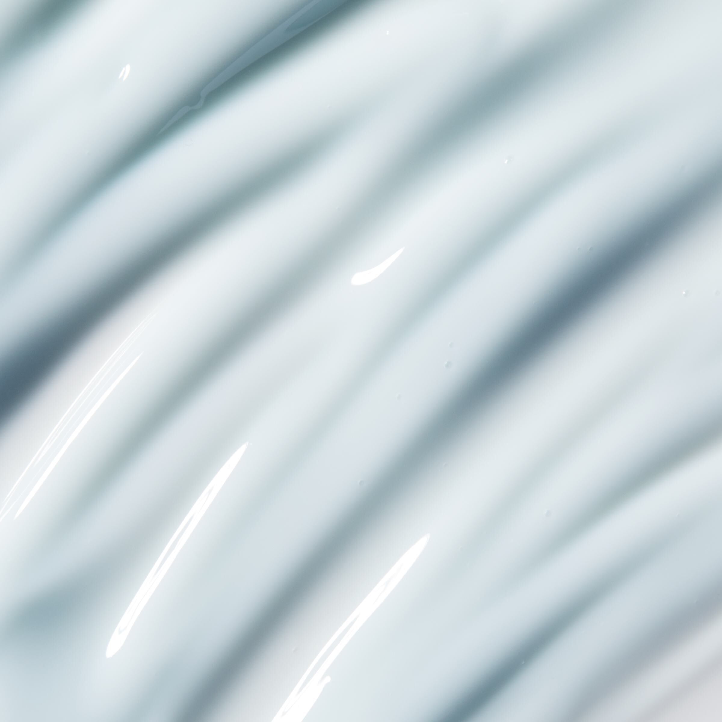 Trois flacons de Soin Hydratant Energisant Facial Fuel pour homme illustrant les tailles disponibles