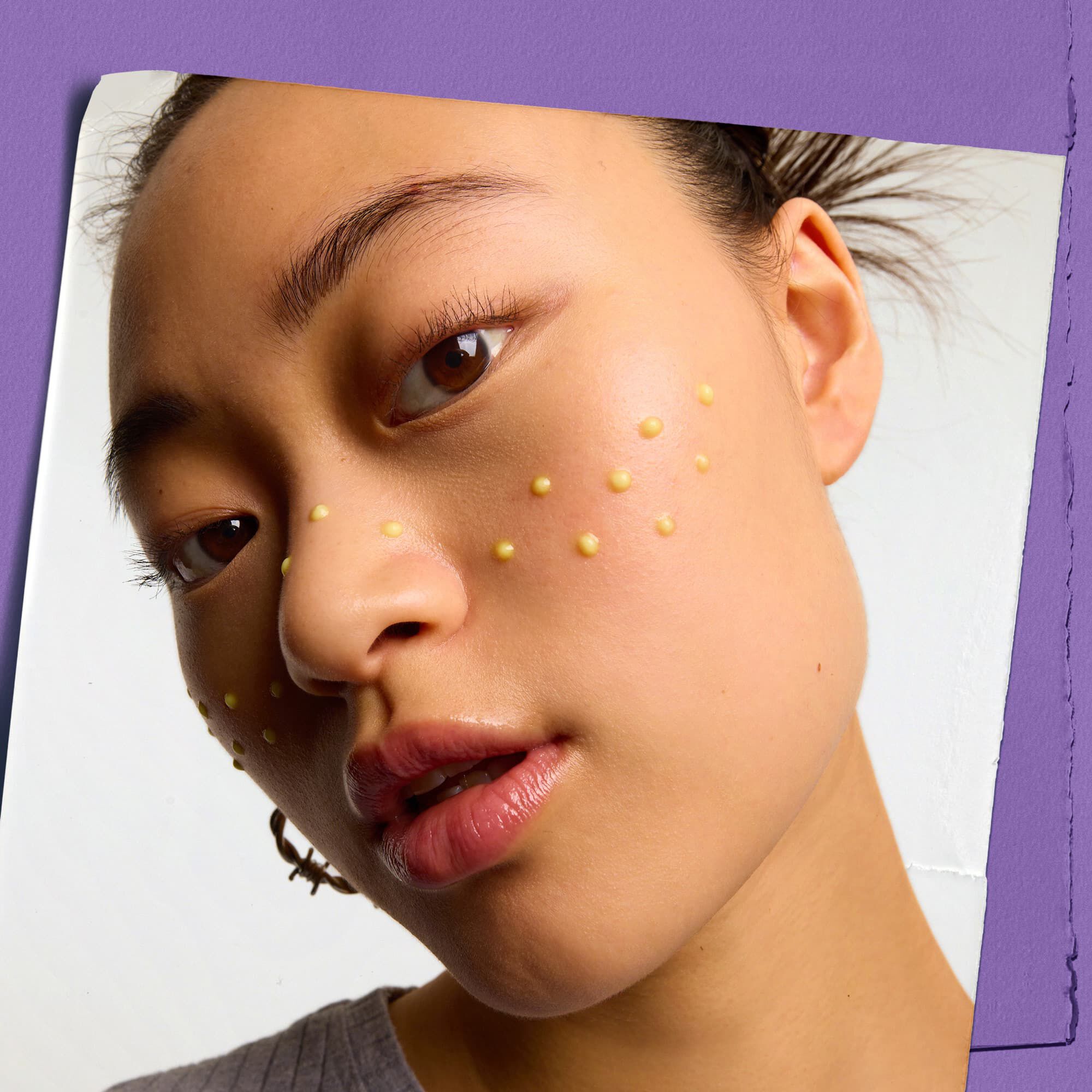 Mannequin avec un echantillon du Kiehl's Retinol Skin-Renewing Daily Micro-Dose sur le visage