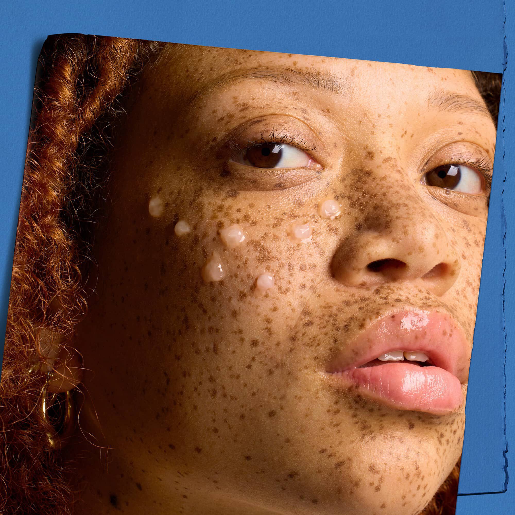 Mannequin avec des gouttes de Concentre de Serum Hydro-Repulpant Kiehl's sur son visage