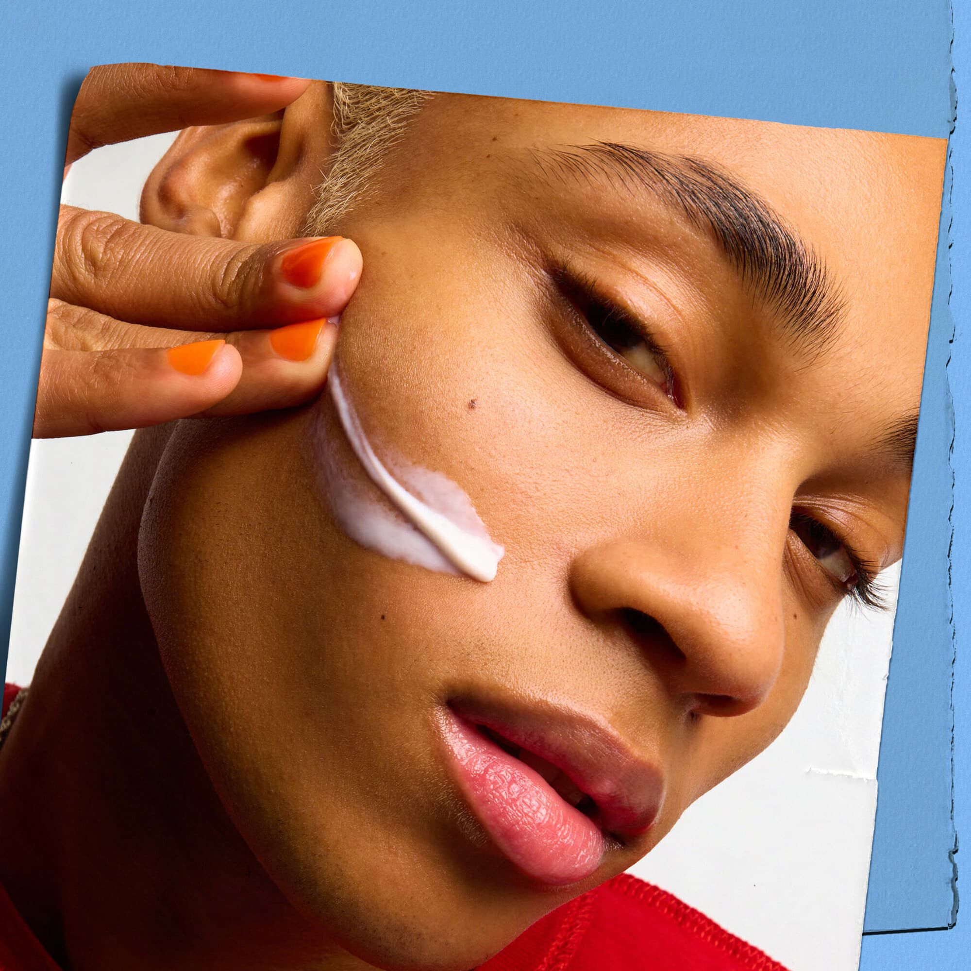 Mannequin avec un echantillon de texture du Kiehl's Ultra Facial Moisturizer sur le visage