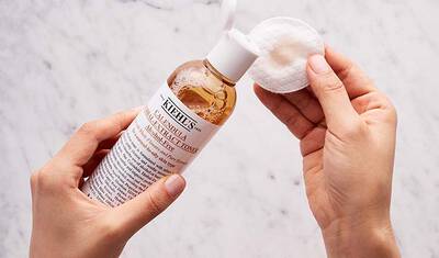 eine kleine Menge der Calendula Face Wash wird auf ein Wattepad gegeben