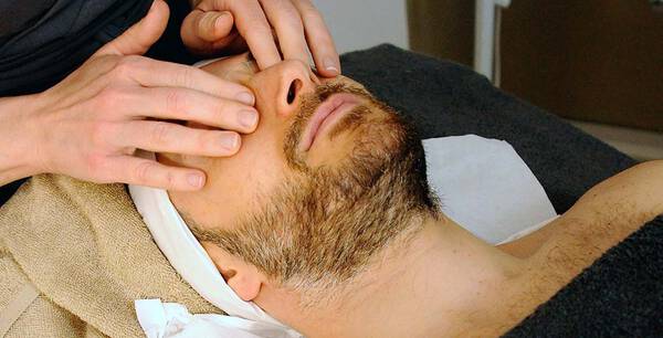 Mann erhalt eine Gesichtsbehandlung