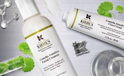 Produktbeschreibung: Kiehl's Centella Sensitive Gesichtsreiniger und Cica-Creme fur empfindliche Haut auf einem Tisch.