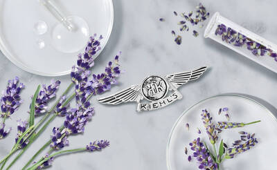 Lavendelbluten, Laborutensilien und das Kiehl's-Logo auf einem marmorierten Untergrund. Natur trifft Wissenschaft.
