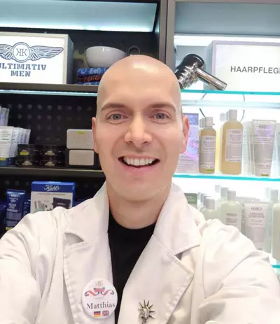 Ein Foto des Skincare-Experten Matthias, Mitarbeiter des Kiehl's Stores in Berlin.
