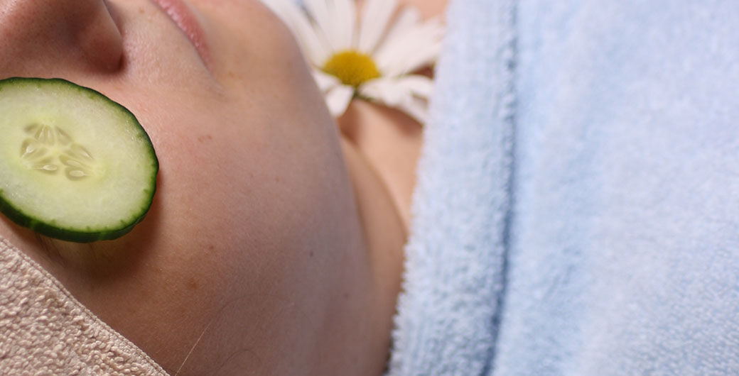 Mann macht sich die Ultimate Strength Handcreme auf die Hand