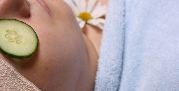 Mann macht sich die Ultimate Strength Handcreme auf die Hand