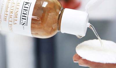 Wattepad mit einem Serum