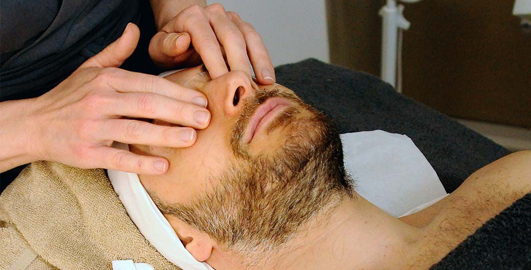 Mann macht sich die Ultimate Strength Handcreme auf die Hand