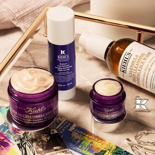 Verschiedene Kiehl‘s Produkte auf einem Glastisch