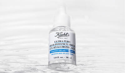 Eine Flasche Kiehl's Ultra Pure High-Potency Serum mit 15% Hyaluronsaure auf einem reflektierenden Hintergrund.