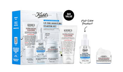 Bildbeschreibung: Ein Set von Kiehl's Produkten, das einen Ultra Facial Cleanser, ein Feuchtigkeitsserum und eine Gesichtscreme in Reisegroße zeigt, verpackt in einer blauen Box mit dem Hinweis "Full-Size Product".