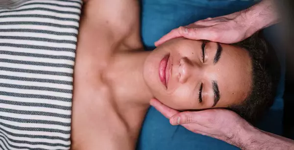 Frau bekommt eine Gesichtsmassage