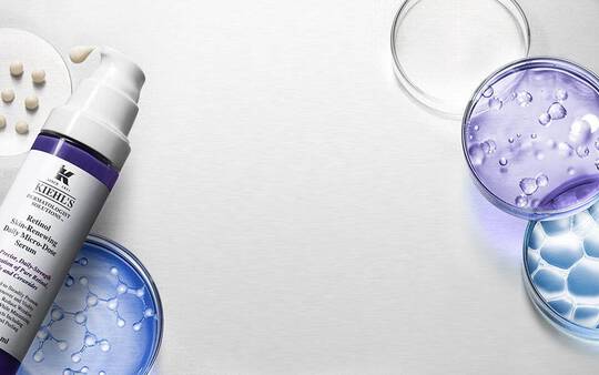 Dekoratives Bild: Kiehl’s Produkte auf neutralem Hintergrund