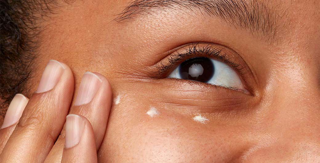 Frau mit Concealer unter dem Auge